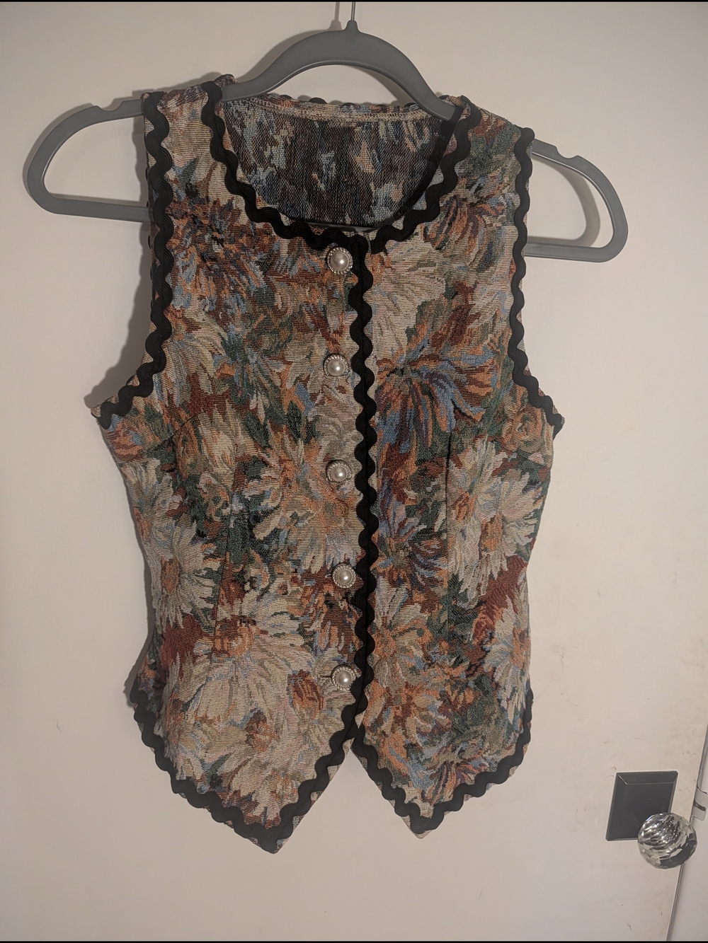 SHEIN Multicolor Floral Tapestry Sleeveless Vest with Pearl Buttons